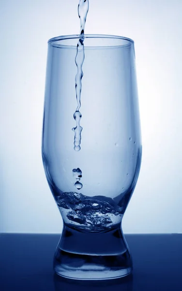 Rent Sötvatten Hälls Ett Glas — Stockfoto
