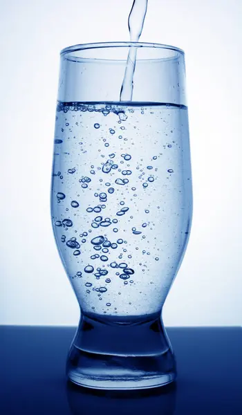 Rent Sötvatten Hälls Ett Glas — Stockfoto