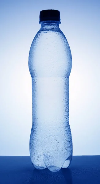 Plastflaska Droppar Med Rent Mineralvatten — Stockfoto