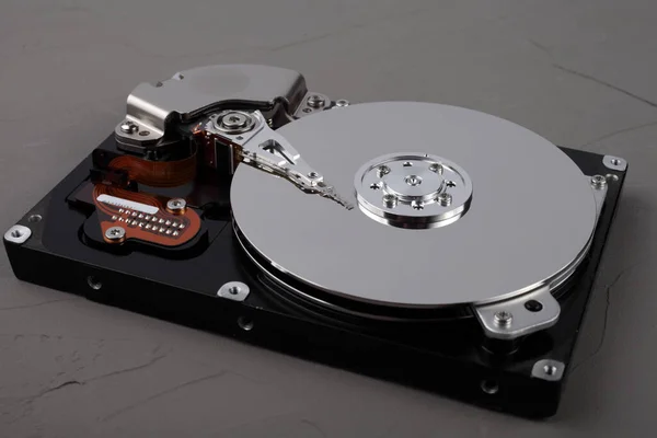 Beton Arka Planda Ayna Diskleri Olan Parçalanmış Bilgisayar Sabit Diski — Stok fotoğraf