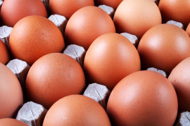 Kağıt tepside kırmızı yumurtalar, makro, yumuşak odak