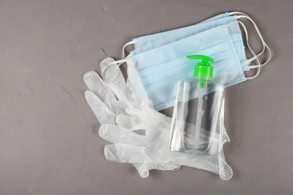 Koncepcja Koronawirusa Jednorazowe Rękawice Maski Medyczne Środki Antyseptyczne Leżą Szarym Zdjęcie Stockowe