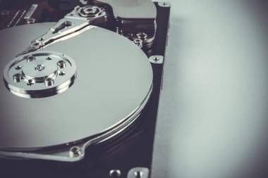 Parçalanmış sabit disk beyaz bir arkaplanda, metin için yer var, yumuşak odak, ton