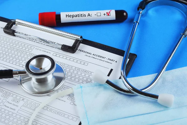 Hepatit A için kan testi. Kanlı vakum tüpü. Mavi arkaplan.