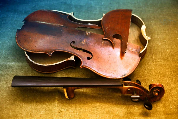 Παλιό Σπασμένο Βιολί Χρωματισμένο Ουράνιο Τόξο — Φωτογραφία Αρχείου