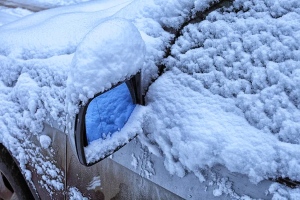Bilen Täckt Med Snö Snö Backspegeln Tonad Blå Färg — Stockfoto