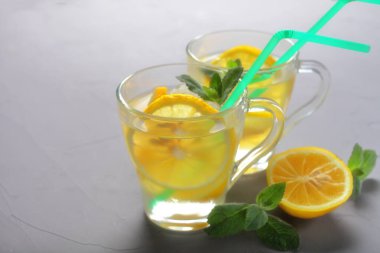 Gri arka planda iki bardak limonata, mesajınız için yer, yumuşak odak