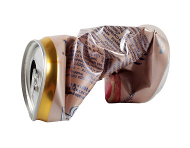 Alchevsk / Ukrayna - 5 Mayıs 2020: boş buruşmuş alüminyum bira kutusu, beyaz arkaplan, izole