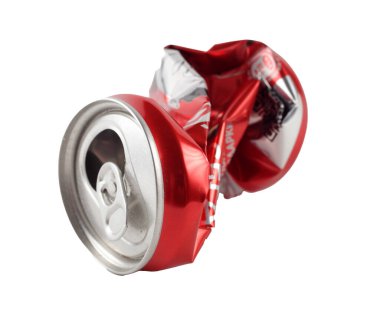 Alchevsk / Ukrayna - 5 Mayıs 2020: Coca-Cola 'dan boş buruşmuş alüminyum kutu, beyaz arkaplan, izole
