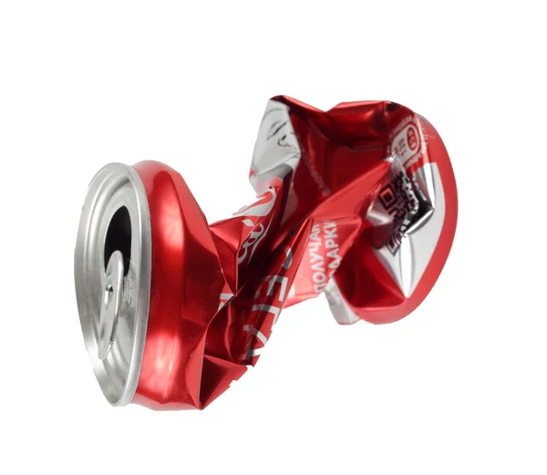 Alchevsk / Ukrayna - 5 Mayıs 2020: Coca-Cola 'dan boş buruşmuş alüminyum kutu, beyaz arkaplan, izole