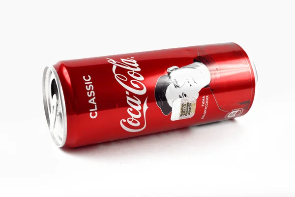 Alchevsk Ukrajna Május 2020 Üres Gyűrött Alumínium Doboz Coca Cola — Stock Fotó