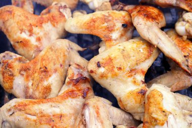 Baharatlı tavuk kanadı ızgara, makro.