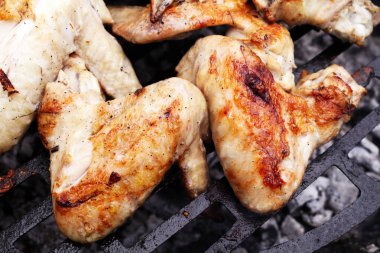 Baharatlı tavuk kanatları ızgara, makro, düz uzanma