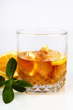 Buzlu ve limonlu viski, beyaz arka plan, yakın plan.