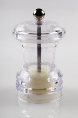 Biber ve baharatlar için boş değirmen. Beyaz arka plan. Yakın plan.