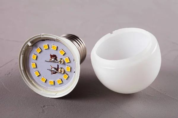 Beton zeminde parçalanmış LED ışığı