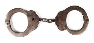 Polis kelepçeleri beyaz arka planda, tecrit, yakın plan.