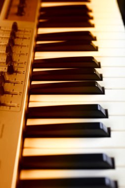 müzikal midi klavye, seçici odak, arkaplan, turuncu renkli