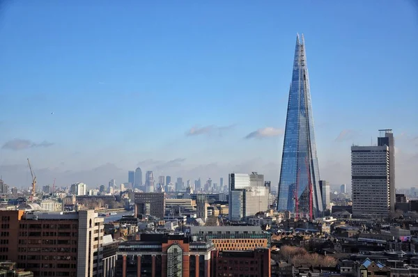Londres horizonte moderno con Canary Wharf distrito en el backgrou — Foto de Stock
