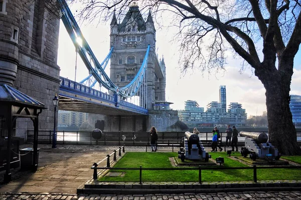 Puente famoso de Londres y ríos Tema paseo — Foto de Stock