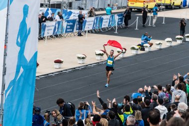 35 Atina klasik maraton, otantik. Li Wei önde bitiş çizgisine gidiyor