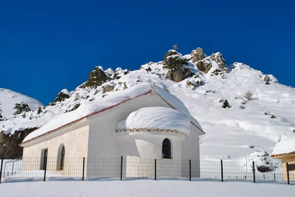 ギリシャの Ziria の山で雪で覆われた礼拝堂の冬景色 — ストック写真