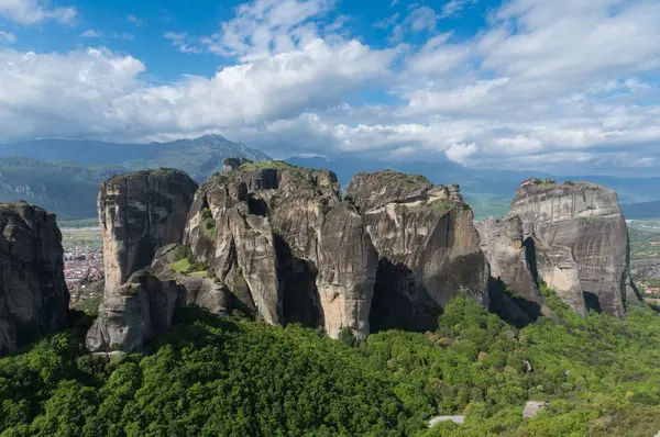 Meteora dağlarda Kalampaka, orta Yunanistan bulutlu bir sahne