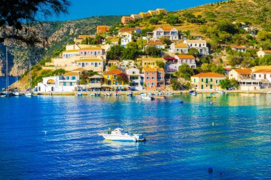 Assos Köyü yaz aylarında Kefalonia iyon adasında nefes kesen manzarası