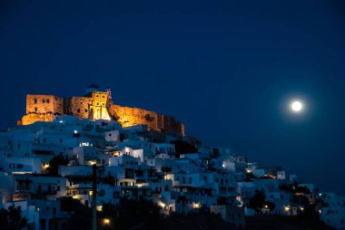 Astypalea, bir Ege Adası Yunanistan dolunay gecede görünümünü