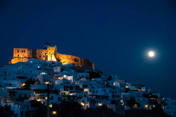 Astypalea, bir Ege Adası Yunanistan dolunay gecede görünümünü