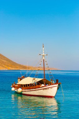 Bir geleneksel ahşap tekne yelkenli Güney Yunanistan Crete yakınındaki köy Loutro ve Sfakia