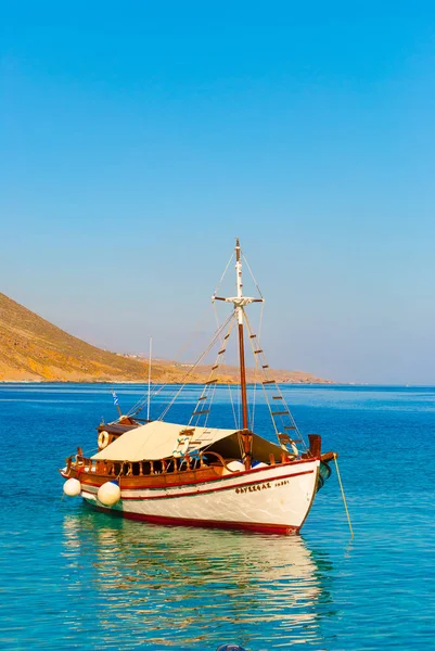 Bir geleneksel ahşap tekne yelkenli Güney Yunanistan Crete yakınındaki köy Loutro ve Sfakia