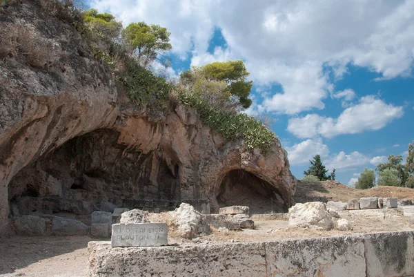 Pluto (Hades), Persephone kaçıran Tanrı'nın yeraltı, kutsal. Elefsina 328 M.ö. küçük Propylaia batısında yer alan