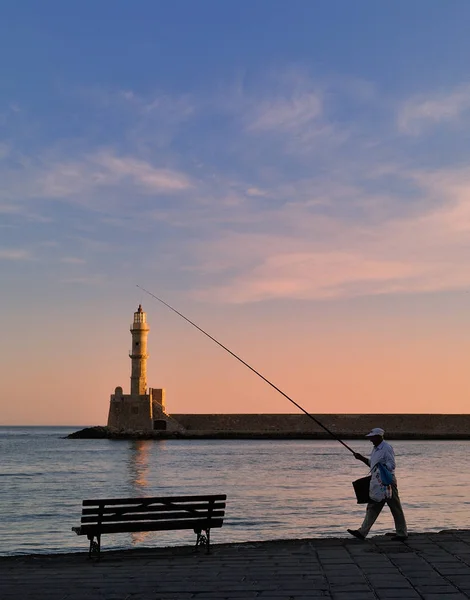 Bir balıkçı, güneşin doğuşunu Chania bağlantı noktası. Crete, Yunanistan