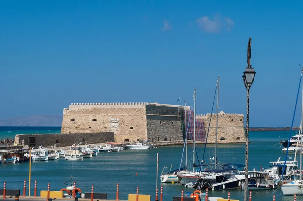 Girit, Yunanistan - Haziran, 2016. Kalenin Castello HERAKLEIO Girit Yunanistan a Mare (Koules) görünümü. Castello bir kısrak (Koules) Kandiye eski liman girişinde bulunan bir kaledir. 