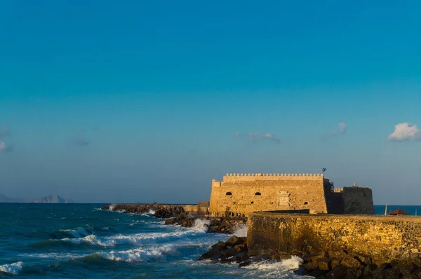 Girit, Yunanistan - Haziran, 2016. Kalenin Castello HERAKLEIO Girit Yunanistan a Mare (Koules) görünümü. Castello bir kısrak (Koules) Kandiye eski liman girişinde bulunan bir kaledir. 