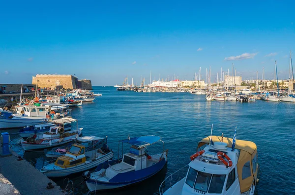 Crete, Yunanistan-Haziran 2016. HERAKLEION eski bağlantı noktası Girit Yunanistan görünümünü