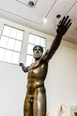 Zeus veya Poseidon Atina Arkeoloji Müzesi'nde bronz heykeli. Artemision bronz Cape Artemision, Kuzey Euboea kapalı Denizden kurtarılan bir antik Yunan heykel sayılır. Zeus veya Poseidon temsil eder.