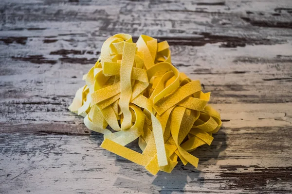ham pişmemiş makarna tagliatelle yakın çekim, 