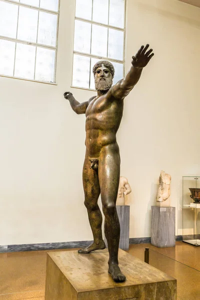 Zeus veya Poseidon Atina Arkeoloji Müzesi'nde bronz heykeli. Artemision bronz Cape Artemision, Kuzey Euboea kapalı Denizden kurtarılan bir antik Yunan heykel sayılır. Zeus veya Poseidon temsil eder.