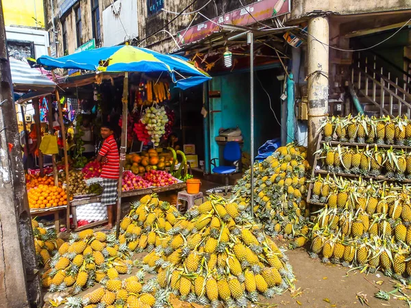 Görünümü ile ananas Galle içinde bol miktarda meyve pazarı