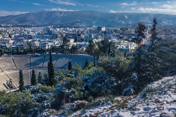 Atina ve Panathinaiko Stadyumu kışın görünümünü