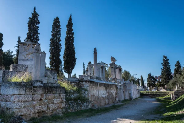 Kerameikos, Yunanistan'da Antik Atina Mezarlığı. Bu aslında Antik Atina Mezarlığı ve sürekli olarak kullanılan 9 yüzyıl M.ö. kadar Roma dönemi oldu. 