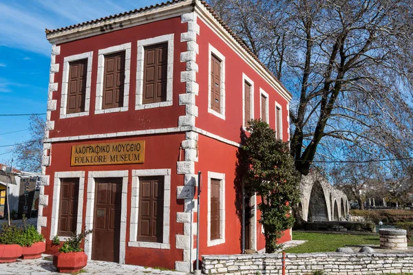 Folklor Müzesi Arta Arta tarihi köprü yanında yer alır. 1864 yılında inşa edilmiş iki katlı neoklasik Binası, müze evler bina olduğunu