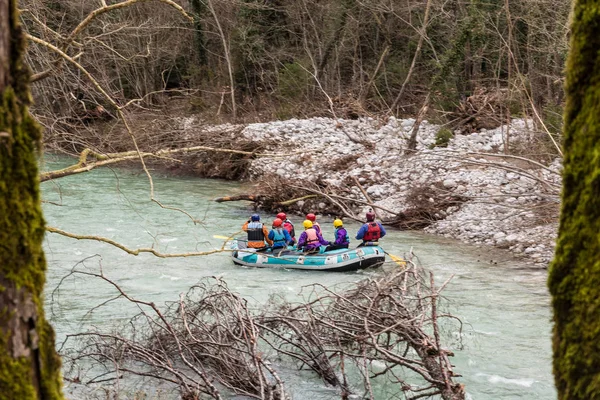 Bir grup insan Yunanistan Voidomatis Nehri'nin soğuk sularda Rafting yapıyor