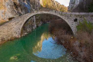 Merkez Zagori, Belediye Koukouli Köyü yakınındaki Voidomatis Nehri üzerinde yer alan Kokori'nın eski bir kemer taş köprü (Noutsos). 1750 reklamda inşa edilmiştir