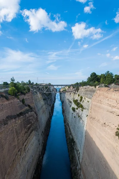 Korint kanalı Gulf of Corinth Saronic Gulf Ege Denizi ile bağlanır. Dar Isthmus of Corinth keser ve tartışmalı yarımadanın bir ada yapma Mora Yunan anakarasından ayırır.