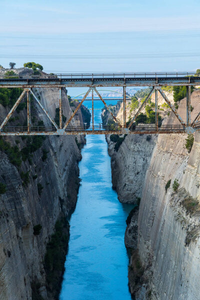 Коринфский канал соединяет Коринфский залив с Сароническим заливом в Эгейском море. Он проходит через узкий Коринфский перешеек и отделяет Пелопоннес от материковой Греции, что, возможно, делает полуостров островом.
.