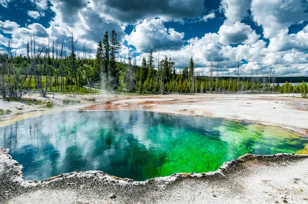 Cuenca Agua Caliente Colorida Emanación Azufre Área West Thumb Geyser — Foto de Stock