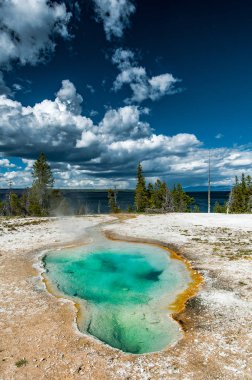 Havza renkli sıcak su ve kükürt sızıntı Batı başparmak Şofben Havzası, Yellowstone Milli Parkı alanında